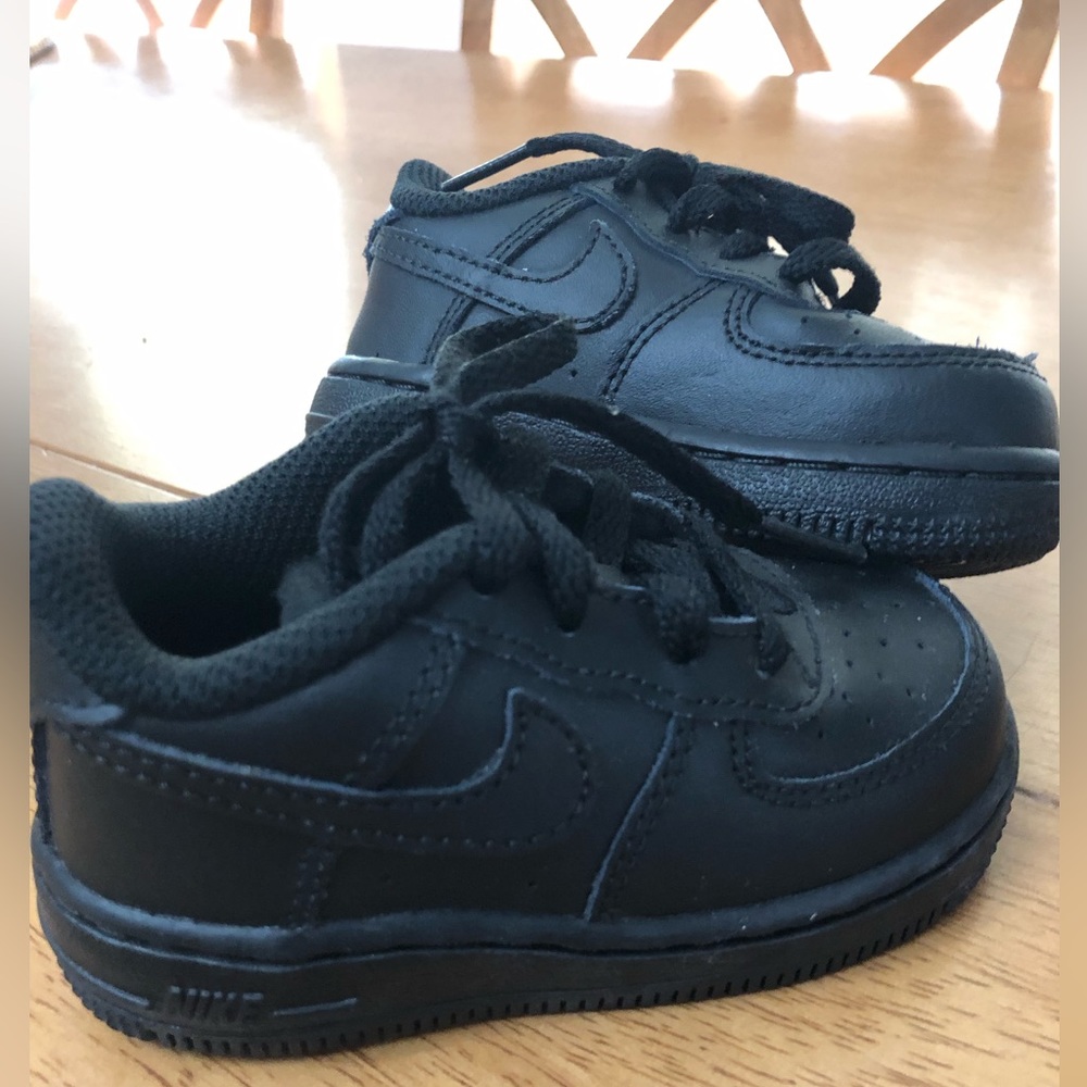 Black Nike Air Force 1 Low